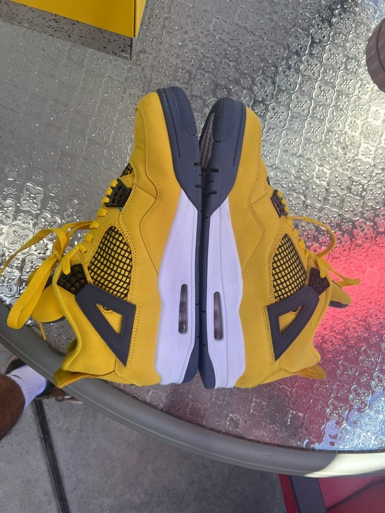 Air Jordan 4 Retro Lightening (2021) - Picture 4 of 10